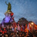 Partidarios del Nuevo Frente Popular celebran la victoria electoral el 8 de julio en la Plaza de la República, de París (foto: Julien Mattia/Le Pictorium via Z / DPA / Europa Press)